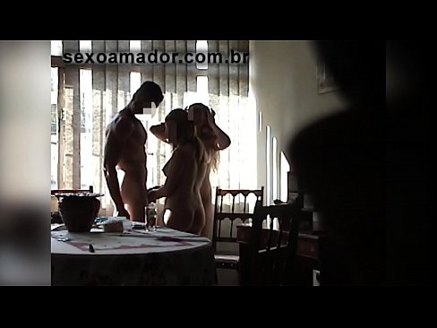 ❤️ Sexvänner bjuder in en gigantisk man och en trekant med honom ️❌ Pornvideo at us ﹏