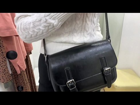 ❤️ Offentlig onani av den unga slynan FeralBerry med en dildo i provrummet ️❌ Pornvideo at us ﹏
