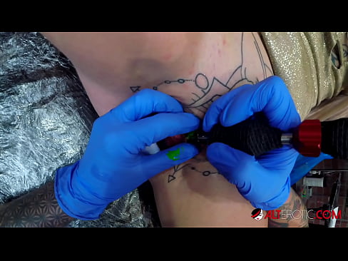 ❤️ Extremt tatuerade snyggingen Sully Savage fick en tatuering på sin klitoris ️❌ Pornvideo at us ﹏