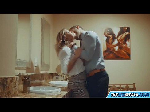 ❤️ När en bystig blondin förför dig på en offentlig toalett ️❌ Pornvideo at us ﹏